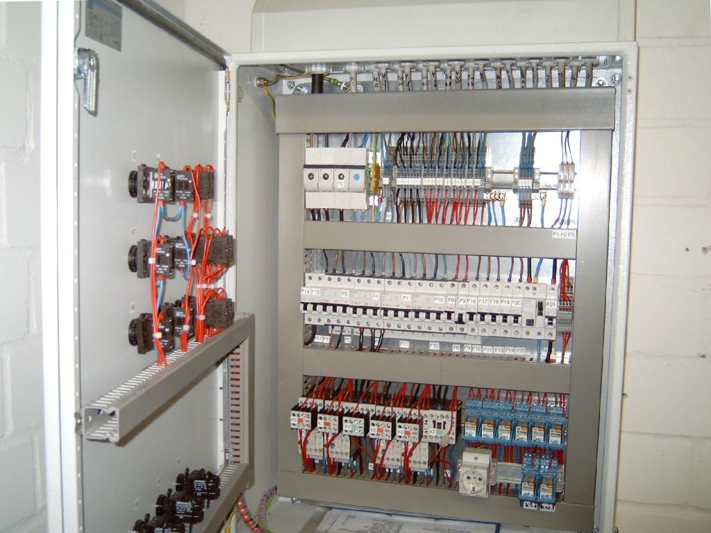 Steuerung für Druckluftkompressoren und Installation von Druckluftleitungen