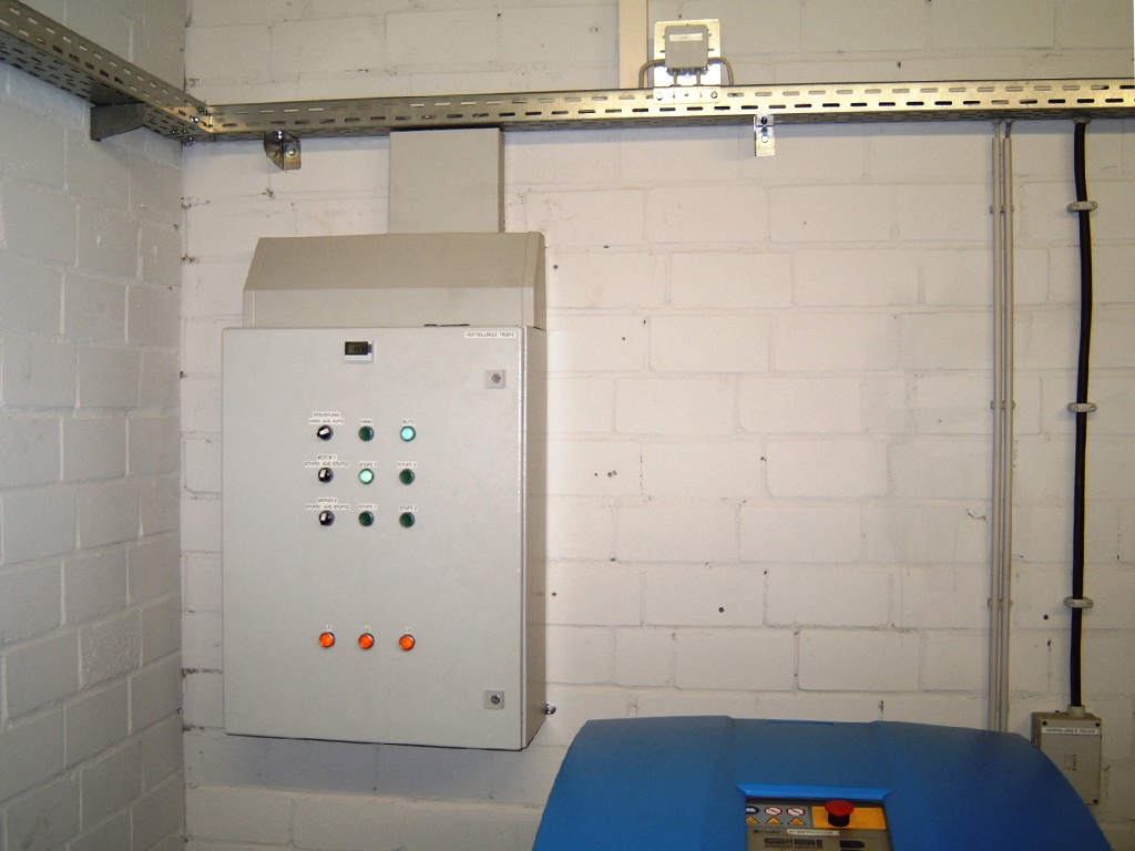 Steuerung für Druckluftkompressoren und Installation von Druckluftleitungen
